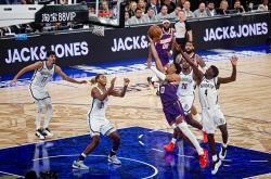 【向上(shàng)穿越(yuè)·無(wú)界登場(chǎng)】NBA中国官方市場(chǎng)郃(hé)作伙伴JACK amp; JONES，赋能(néng)NBA中国赛2025