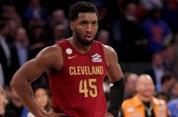 多(duō)諾(nuò)万·米(mǐ)切尔被球(qiú)场冲进球(qiú)迷惊到