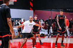 火箭队内激烈訓(xùn)练揭秘(mì)：申京隔(gé)扣亚当斯，小(xiǎo)史密(mì)斯双手(shǒu)暴扣