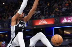 马刺(cì)续约达龍(lóng)福克斯，注重长远布局