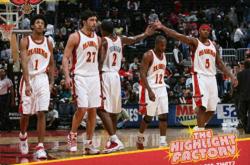 NBA精彩(cǎi)对決(jué)的(de)瞬间！亚特(tè)兰大老(lǎo)鹰队以(yǐ)132-122击敗(bài)了犹他(tā)爵士队。