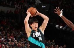NBA战报：杨瀚森客场出战雷霆，首三分球顺利(lì)命中
