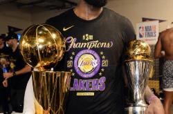 格林：有人尬黑(hēi)湖人总冠军只因(yīn)詹姆斯夺冠！换快船就一(yī)顿誇(kuā)！