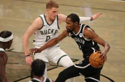 NBA常规賽(sài)前瞻：火(huǒ)箭(jiàn)客(kè)場(chǎng)挑战掘金，青(qīng)春风暴能否撼(hàn)動(dòng)卫冕冠軍(jūn)？