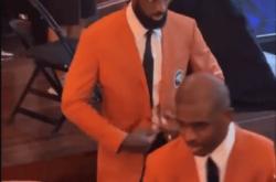 剛(gāng)剛(gāng)！詹姆斯提前入选了NBA名人(rén)堂！