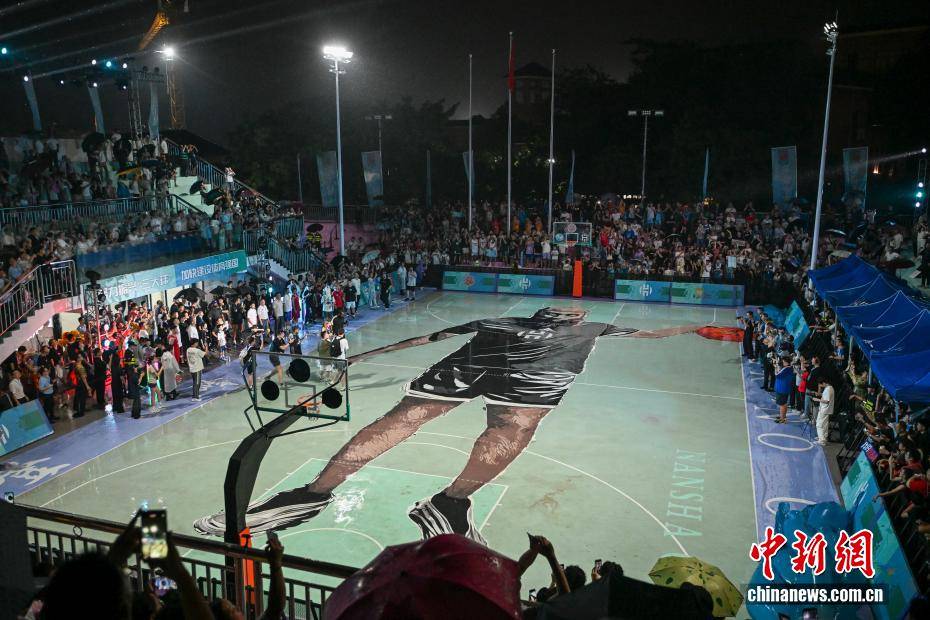 NBA球星詹姆斯·哈登现身广州南沙“区BA”赛场