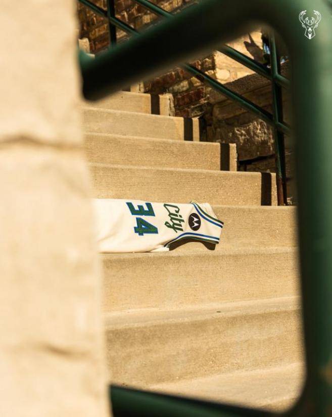 密尔沃基雄鹿队2025/26赛季城市版球衣发布