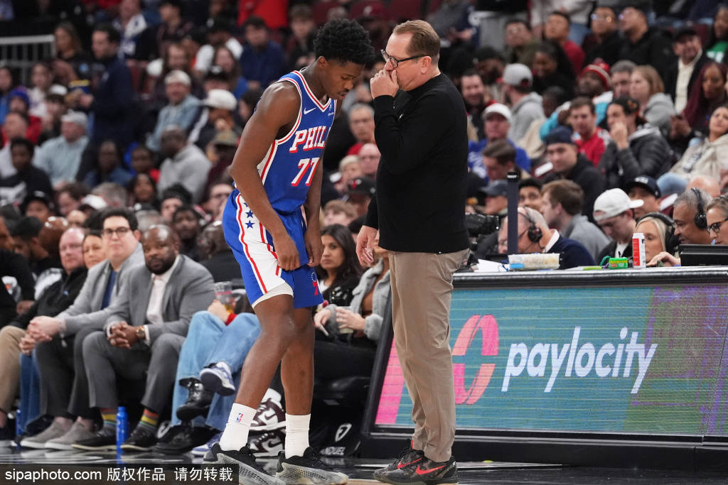 NBA重罚费城76人：乔尔-恩比德伤病报告引发争议