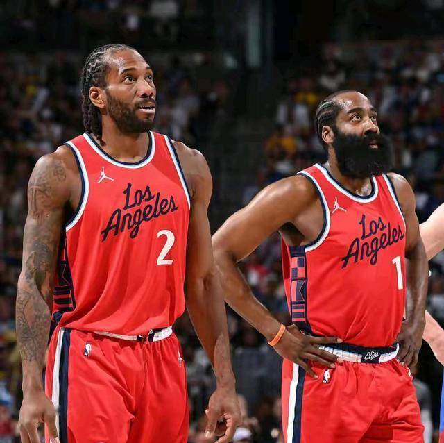 NBA太阳狂潮击沉快船 残阵难挡全面攻势 德文·布克贡献了24分