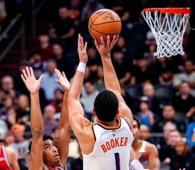 NBA太阳狂潮击沉快船 残阵难挡全面攻势 德文·布克贡献了24分