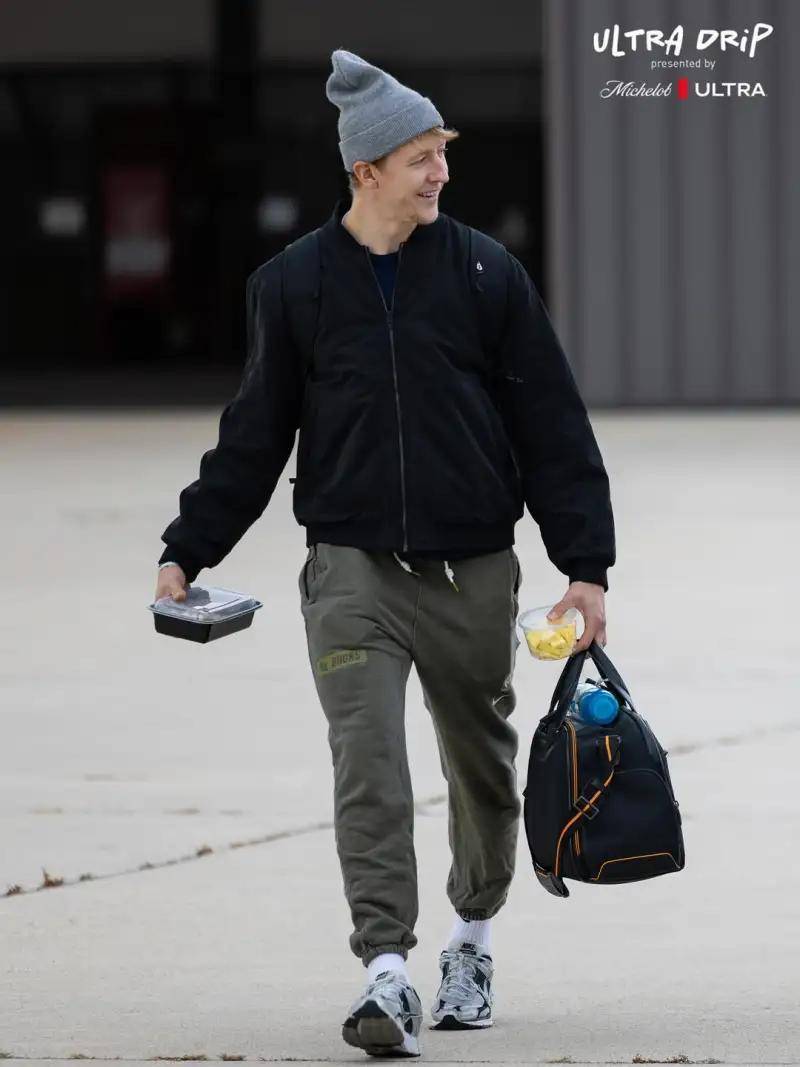 雄鹿球员登机！字母特纳赴印第安纳