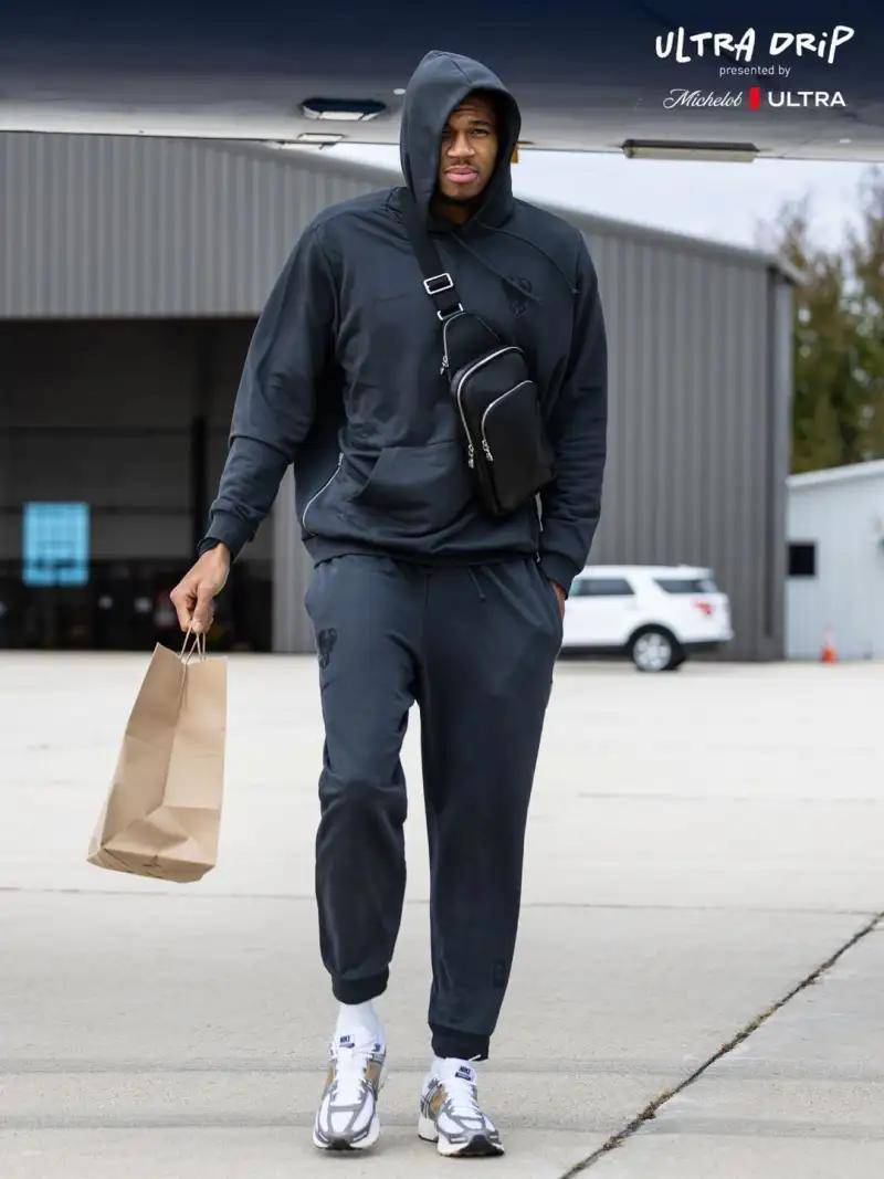 雄鹿球员登机！字母特纳赴印第安纳