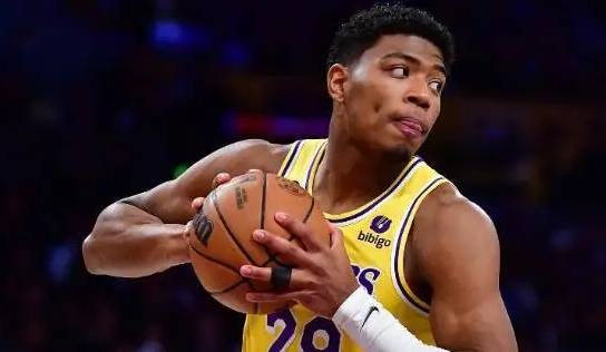 NBA湖人队该给里夫斯顶薪合同吗？