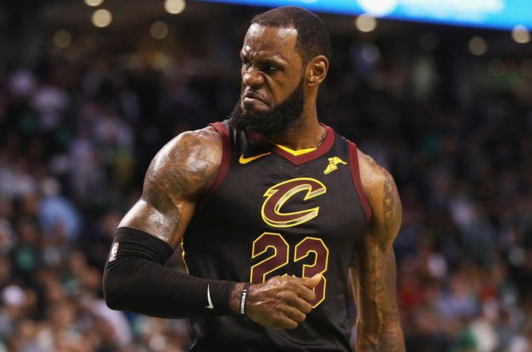 詹姆斯推搡，大骂裁判不会吃到技犯，NBA裁判报告揭双重标准真相