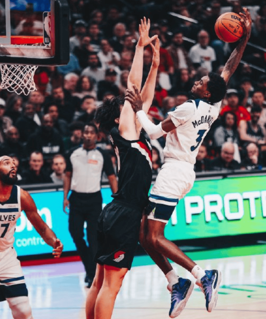 刚刚！杨瀚森被隔扣！欢迎来到NBA......