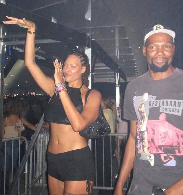 火箭队内激烈训练揭秘：申京隔扣亚当斯，小史密斯双手暴扣