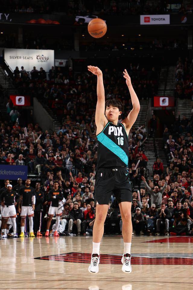 NBA战报：杨瀚森客场出战雷霆，首三分球顺利命中