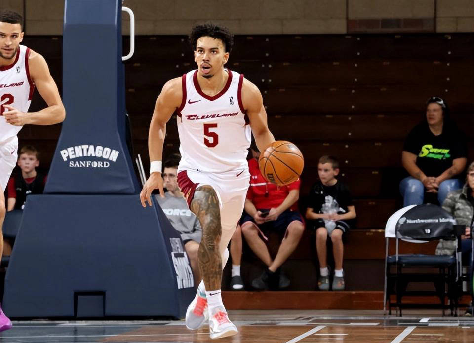 NBA自由球员伯纳德在夏季联赛中表现疲软，未来命运存疑