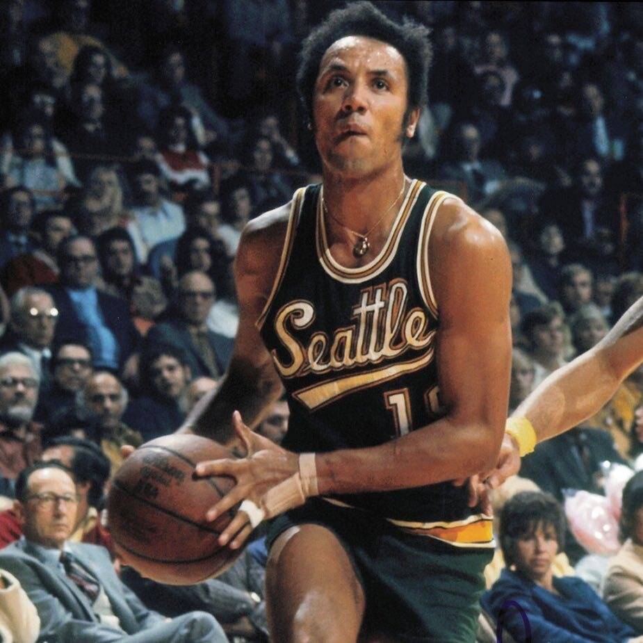 75大巨星+首位千胜教练威尔肯斯去世！曾三次入选名人堂带领超音速夺冠